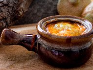 Рецепта Лучена супа със свинско месо и сирене Ементал в глинени гювечета на фурна